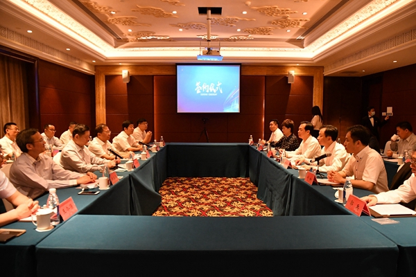 市中區(qū)政府、中國鐵塔山東省分公司、山東三箭集團(tuán)舉行項目合作簽約儀式